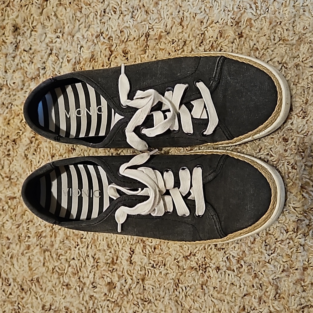 Size 9 Vionic Hattie canvas shoe